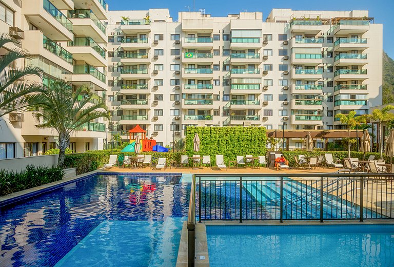 Apartamento 2 Qto e Varanda em Condomínio Completo